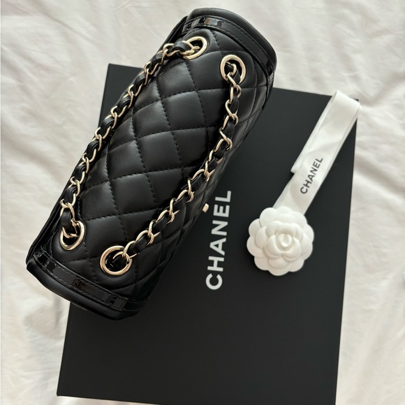 CHANEL 🖤 23B Black Lambskin & Patent Leather Small Flap Bag Light Gold Hardware - Picture 4 of 15